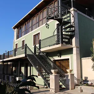villa-lalla.alltbilisihotels.com/